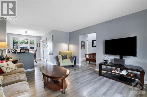 680 Ingram Crescent, Ottawa, ON - Indoor Photo Showing Living Room