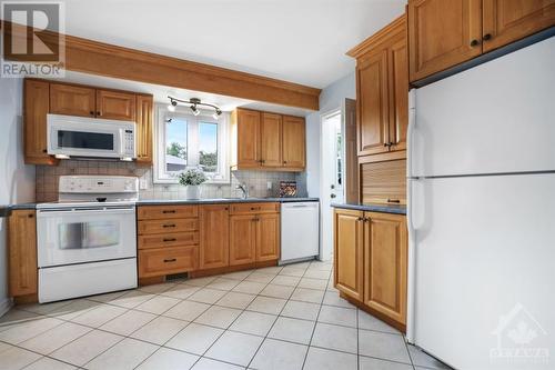 680 Ingram Crescent, Ottawa, ON - Indoor Photo Showing Kitchen