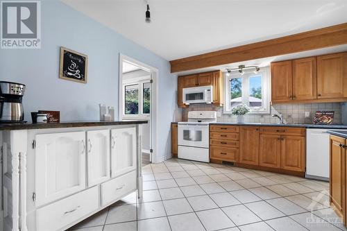 680 Ingram Crescent, Ottawa, ON - Indoor Photo Showing Kitchen