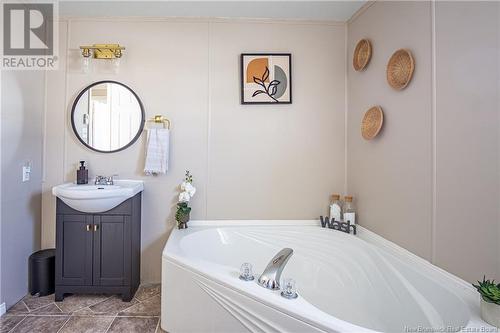 28 Wood Avenue, Lincoln, NB - Indoor Photo Showing Bathroom