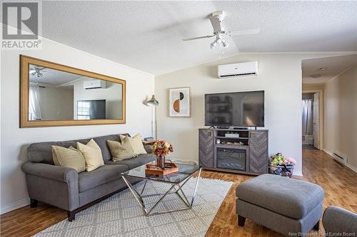 28 Wood Avenue, Lincoln, NB - Indoor Photo Showing Living Room