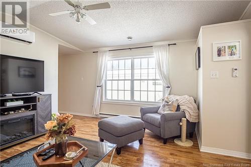 28 Wood Avenue, Lincoln, NB - Indoor Photo Showing Living Room With Fireplace