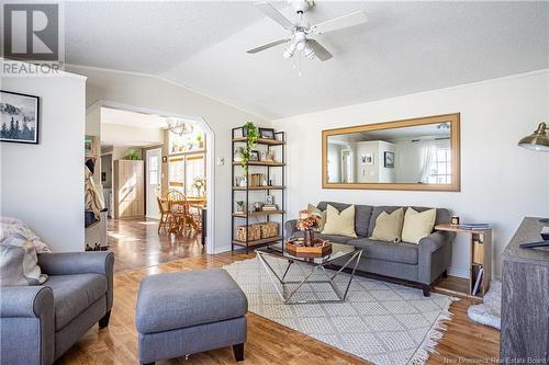 28 Wood Avenue, Lincoln, NB - Indoor Photo Showing Living Room