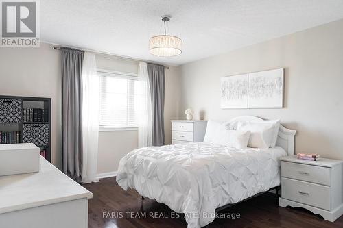 22 Commonwealth Road, Barrie (Innis-Shore), ON - Indoor Photo Showing Bedroom