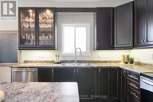 22 Commonwealth Road, Barrie (Innis-Shore), ON - Indoor Photo Showing Kitchen With Double Sink With Upgraded Kitchen