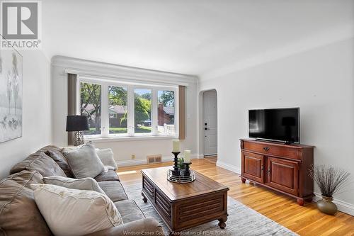 3296 Mckay Avenue, Windsor, ON - Indoor Photo Showing Living Room