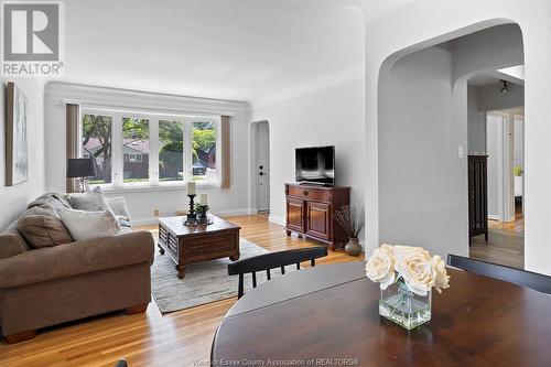 3296 Mckay Avenue, Windsor, ON - Indoor Photo Showing Living Room