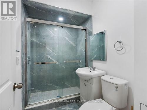 327 Darling Street, Brantford, ON - Indoor Photo Showing Bathroom