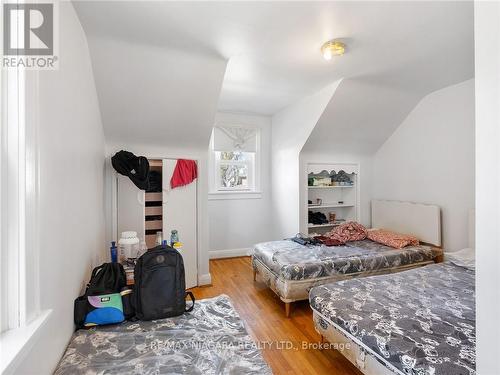 327 Darling Street, Brantford, ON - Indoor Photo Showing Bedroom