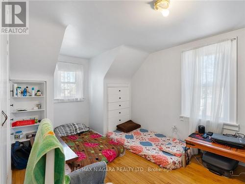 327 Darling Street, Brantford, ON - Indoor Photo Showing Bedroom