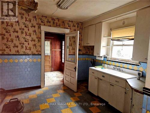 5174 Jepson Street, Niagara Falls, ON - Indoor Photo Showing Kitchen