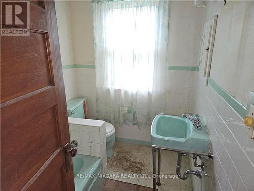 5174 Jepson Street, Niagara Falls, ON - Indoor Photo Showing Bathroom