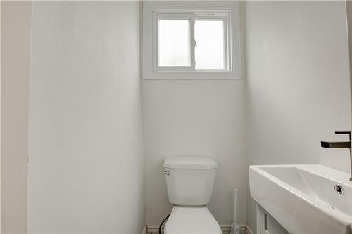 104 Avondale Street, Hamilton, ON - Indoor Photo Showing Bathroom