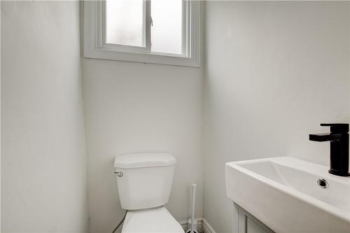 104 Avondale Street, Hamilton, ON - Indoor Photo Showing Bathroom