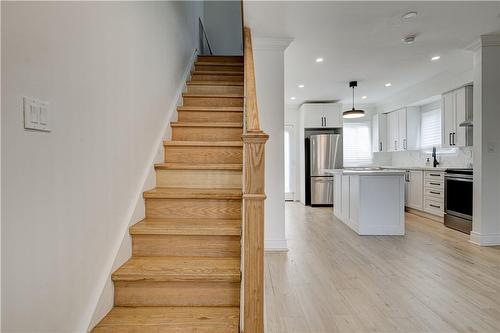 104 Avondale Street, Hamilton, ON - Indoor Photo Showing Kitchen With Upgraded Kitchen