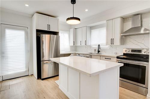 104 Avondale Street, Hamilton, ON - Indoor Photo Showing Kitchen With Upgraded Kitchen