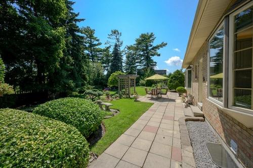 2262 Bonnylyn Court, Oakville, ON - Outdoor