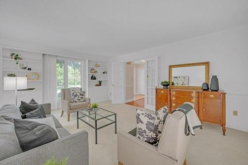 2262 Bonnylyn Court, Oakville, ON - Indoor Photo Showing Living Room