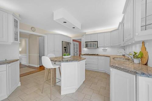 2262 Bonnylyn Court, Oakville, ON - Indoor Photo Showing Kitchen