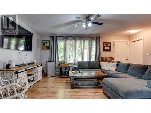 2255 Rosedale Avenue, Armstrong, BC - Indoor Photo Showing Living Room