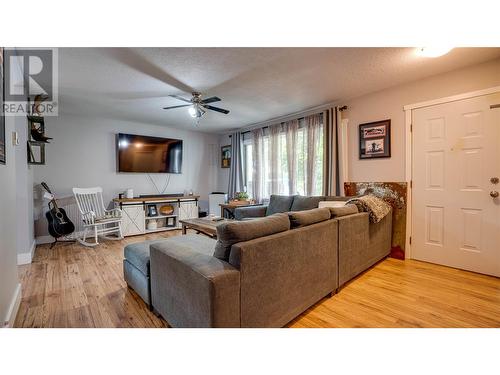 2255 Rosedale Avenue, Armstrong, BC - Indoor Photo Showing Living Room