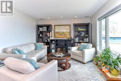 36 Kenyon Road, Vernon, BC - Indoor Photo Showing Living Room