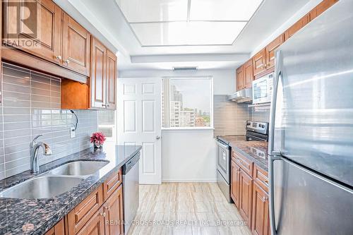 1611 - 7 Bishop Avenue, Toronto (Newtonbrook East), ON - Indoor Photo Showing Kitchen With Stainless Steel Kitchen With Double Sink With Upgraded Kitchen