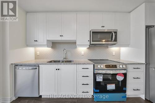 147 - 10 Birmingham Drive, Cambridge, ON - Indoor Photo Showing Kitchen With Double Sink With Upgraded Kitchen