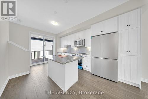 147 - 10 Birmingham Drive, Cambridge, ON - Indoor Photo Showing Kitchen