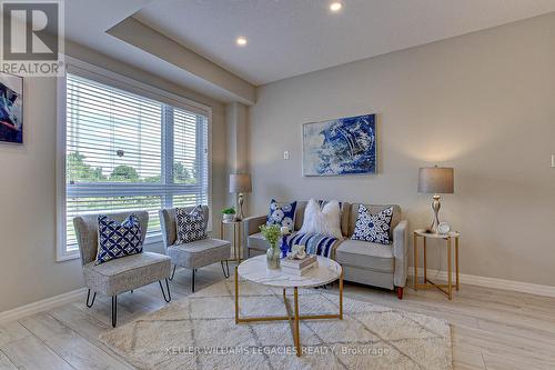 70 - 811 Sarnia Road, London, ON - Indoor Photo Showing Living Room