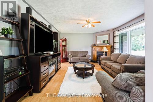 6212 Sixth Line, Centre Wellington, ON - Indoor Photo Showing Living Room