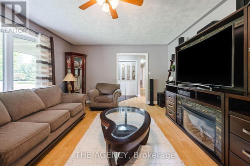 6212 Sixth Line, Centre Wellington, ON - Indoor Photo Showing Living Room