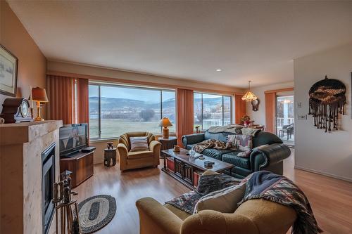 45 Kingfisher Drive, Penticton, BC - Indoor Photo Showing Living Room