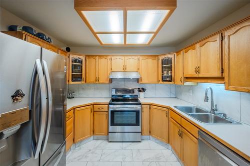 404-1750 Atkinson Street, Penticton, BC - Indoor Photo Showing Kitchen With Double Sink