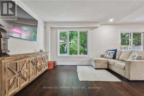 18 - 1150 Skyview Drive, Burlington (Tyandaga), ON - Indoor Photo Showing Living Room