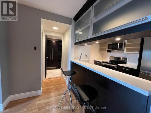 412 - 1055 Bay Street, Toronto, ON - Indoor Photo Showing Kitchen