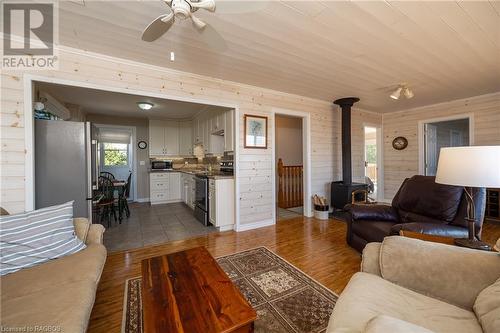 79 Howard Bowman Drive, Tobermory, ON - Indoor Photo Showing Living Room