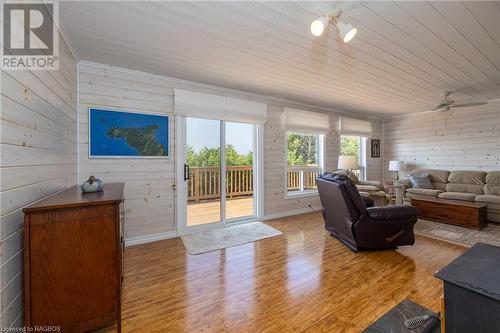 79 Howard Bowman Drive, Tobermory, ON - Indoor Photo Showing Living Room