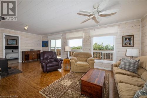 79 Howard Bowman Drive, Tobermory, ON - Indoor Photo Showing Living Room