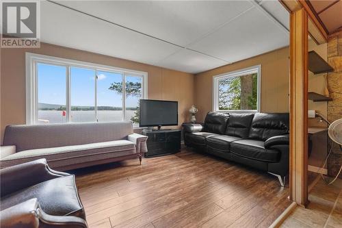 414 Greenway Drive, Westmeath, ON - Indoor Photo Showing Living Room