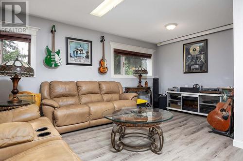 486 Terrace Drive, Coldstream, BC - Indoor Photo Showing Living Room