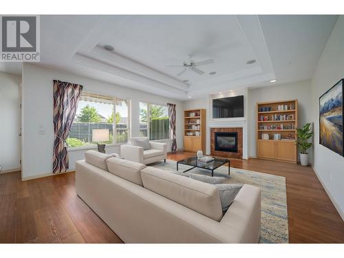 2365 Stillingfleet Road Unit# 75, Kelowna, BC - Indoor Photo Showing Living Room With Fireplace