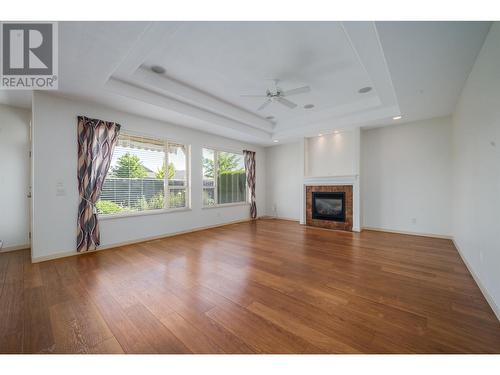 2365 Stillingfleet Road Unit# 75, Kelowna, BC - Indoor Photo Showing Living Room With Fireplace