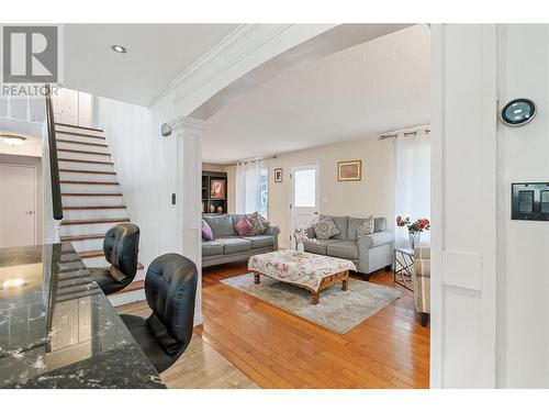 694 Mcclure Road, Kelowna, BC - Indoor Photo Showing Living Room