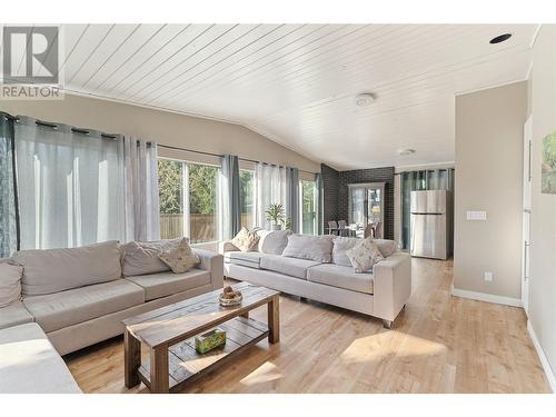 694 Mcclure Road, Kelowna, BC - Indoor Photo Showing Living Room