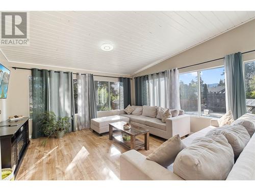 694 Mcclure Road, Kelowna, BC - Indoor Photo Showing Living Room