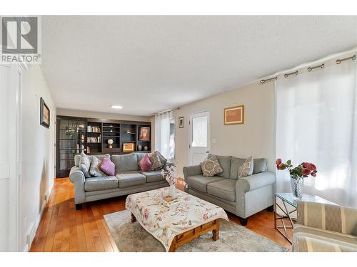 694 Mcclure Road, Kelowna, BC - Indoor Photo Showing Living Room