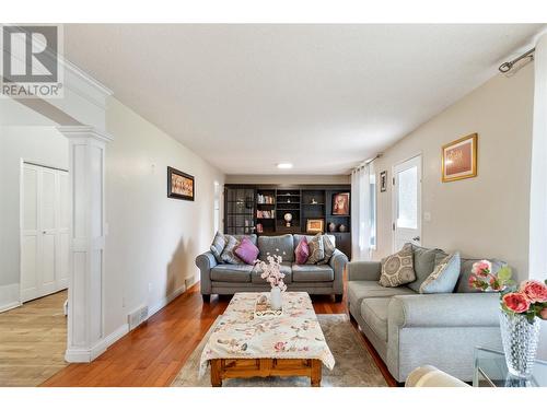 694 Mcclure Road, Kelowna, BC - Indoor Photo Showing Living Room