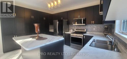 30 Moreau Way, Springwater (Minesing), ON - Indoor Photo Showing Kitchen With Double Sink With Upgraded Kitchen