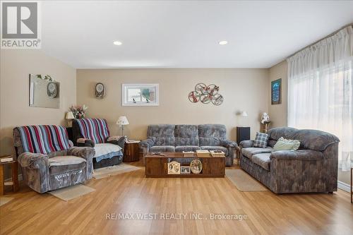 7 Whipps Court, Collingwood, ON - Indoor Photo Showing Living Room